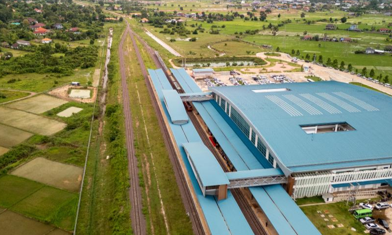 An aerial drone photo taken on July 20, 2024 shows the first Laos-Thailand cross-border passenger train arriving at Khamsavath railway station in Vientiane, Laos. The Laos-Thailand cross-border passenger train has officially started operation, running between Krung Thep Aphiwat Central station in the Thai capital of Bangkok and Khamsavath railway station in Lao capital Vientiane. (Photo by Kaikeo Saiyasane/Xinhua)