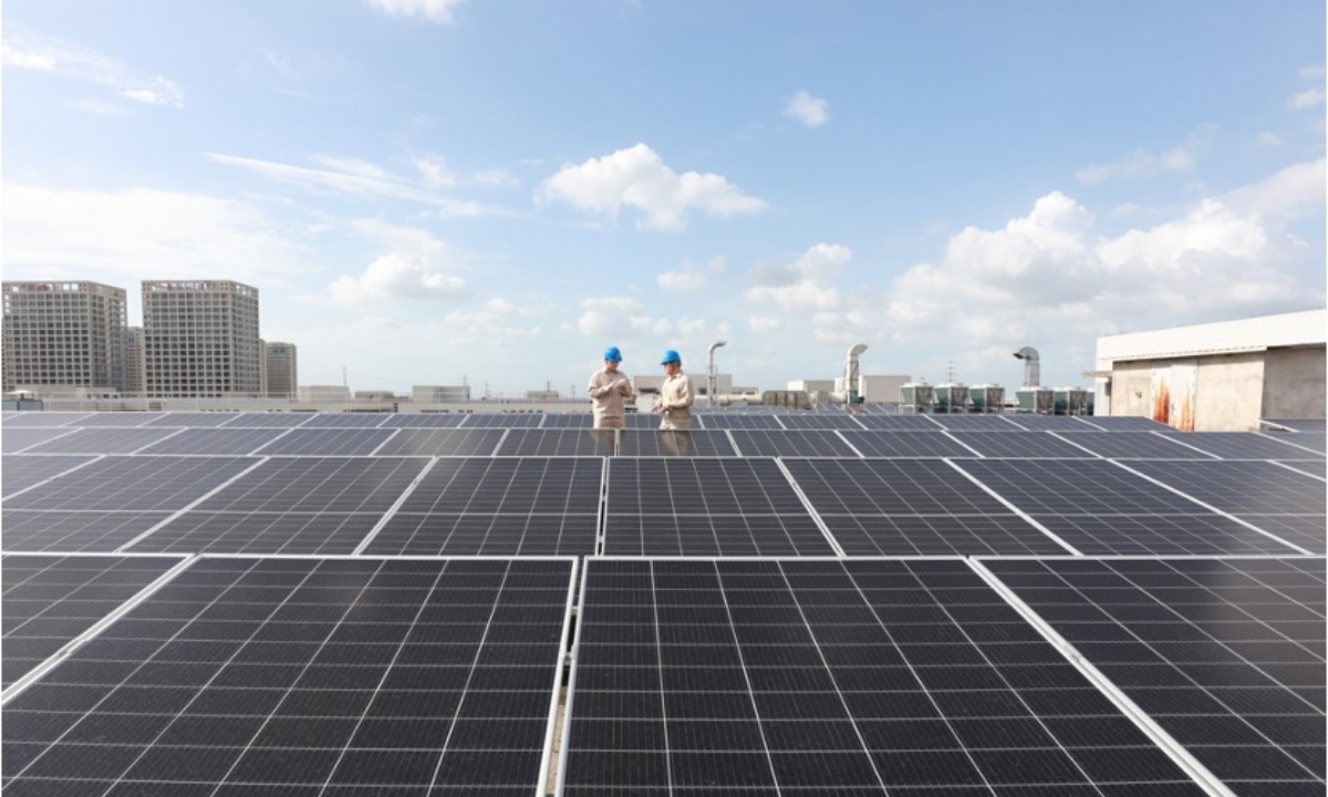 Workers from Changzhou Electric Power Supply Company supervise the solar panels at the facility. Photo：Courtesy of State Grid Changzhou Electric Power Supply Company 