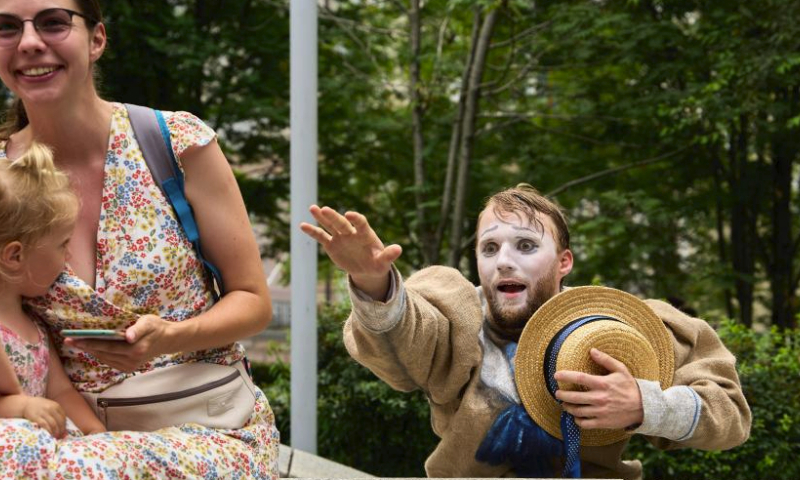 A clown interacts with children during the All-Russian Youth Theater Festival in Vladivostok, Russia, July 21, 2024. The first All-Russian Youth Theater Festival kicked off here on Sunday and will last until July 25. Art groups and professionals will participate in more than 100 cultural events during the festival. (Photo by Guo Feizhou/Xinhua)