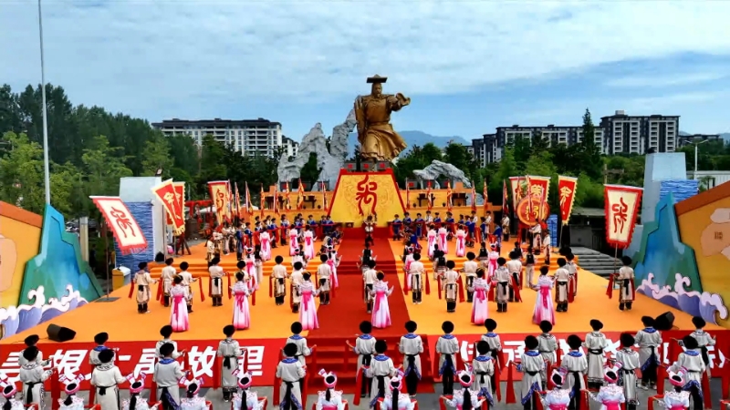 People worship the statue of Yu during the event. Photo: Courtesy of Multimedia Center of Beichuan