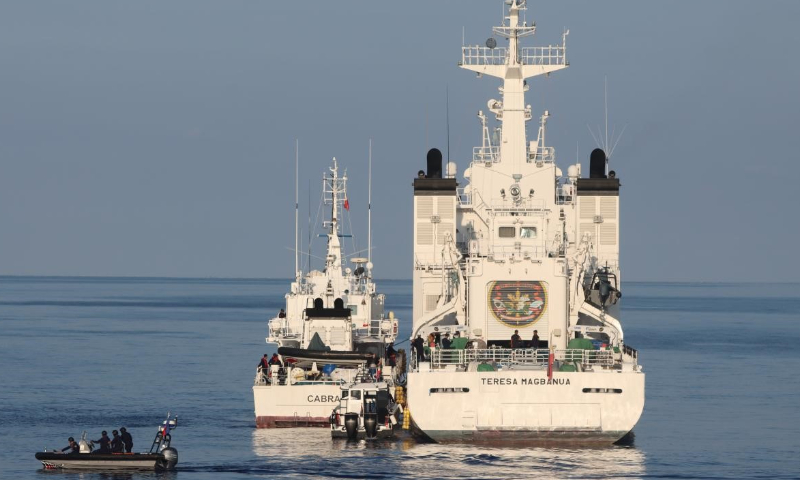 The photo taken on May 23 shows the Philippine Coast Guard's 4409 ship and 9701 ship transferred personnel and supplies in the waters of China's Xianbin Jiao. Photo: China Coast Guard