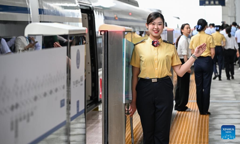 A staff member welcomes passengers for intercity railway at Machong Station in Dongguan, south China's Guangdong Province, May 26, 2024. (Photo: Xinhua)