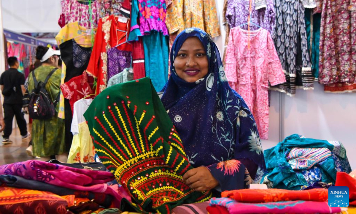 A Bangladeshi exhibitor displays Bangladeshi costumes at the South Asia Pavilion during the 8th China-South Asia Expo in Kunming, southwest China's Yunnan Province, July 26, 2024. The 8th China-South Asia Expo runs from July 23 to 28 in Kunming. The expo presents 15 pavilions, including two dedicated to South Asian countries, showcasing a total of approximately 800 booths. (Photo: Xinhua)