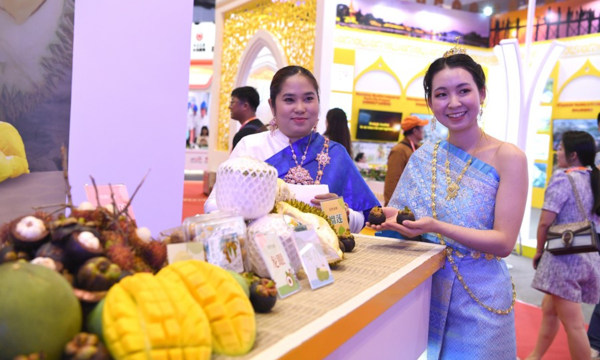 Exhibitors display fruits from Thailand during the 20th China-ASEAN Expo at Nanning International Convention and Exhibition Center in Nanning, capital of south China's Guangxi Zhuang Autonomous Region, Sep 17, 2023. Photo:Xinhua