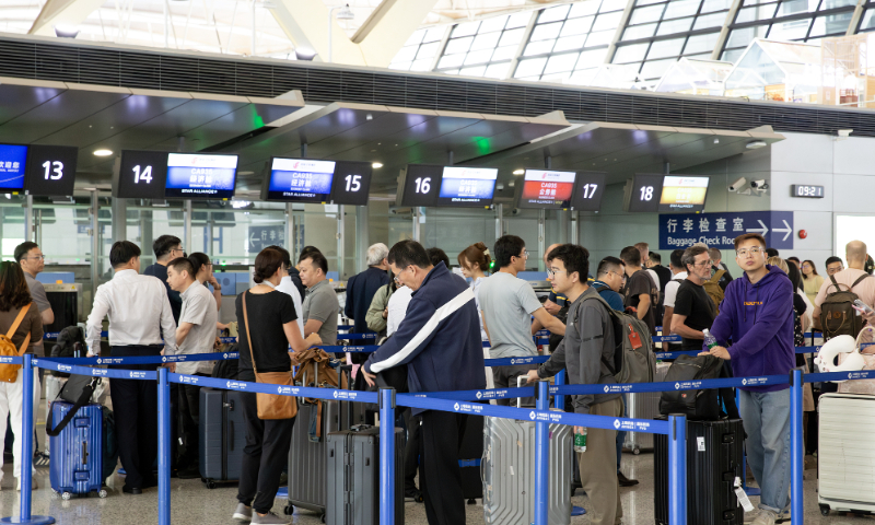 Long lines formed in front of the Air China check-in counters at Terminal 2 of Shanghai Pudong Airport on June 17, 2024, as summer vacations significantly increase the number of travelers heading to Europe. Photo: VCG