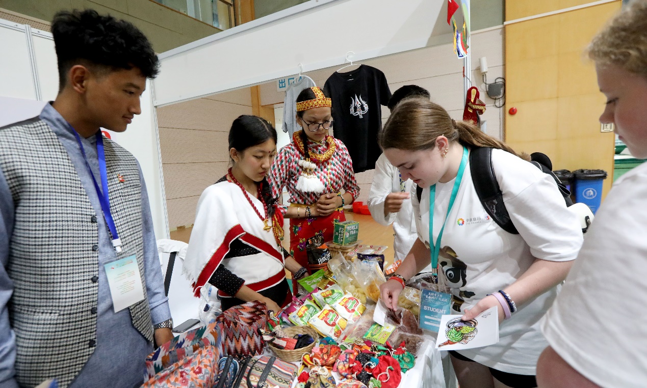 Students check exhibits from different countries at the “mini world expo” held on July 12, 2024 in Shanghai. Photo: Chen Xia/GT