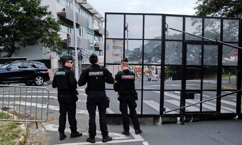 French gendarmes stand guard at a roadblock outside a courthouse in Noumea in the French overseas territory of New Caledonia on June 22, 2024. Photo: VCG
