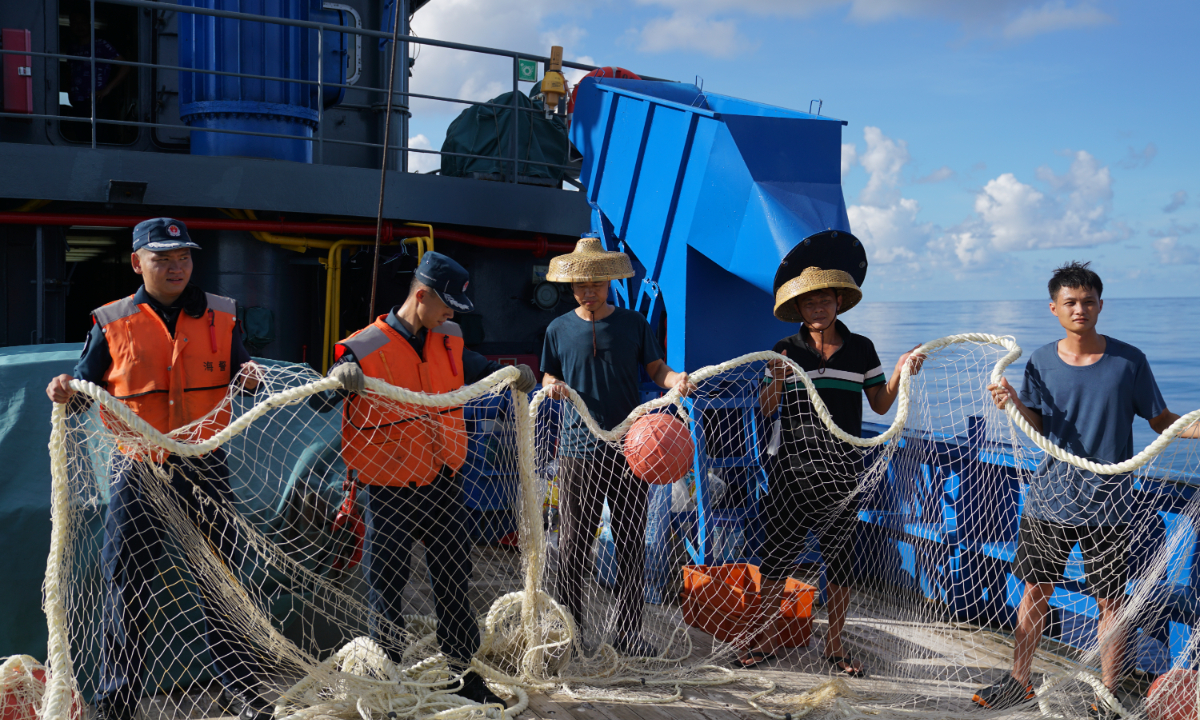 The China Coast Guard recaptures Chinese fishermen’s fishing net stolen by the Filipinos near the Philippines’ warship illegally grounded at China’s Ren’ai Jiao in the South China Sea. Photo: Courtesy of the China Coast Guard