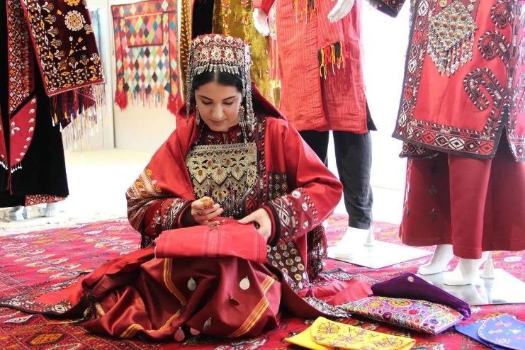 A craftsman shows the skills of making traditional clothing at a themed exhibition titled Turkmen Culture, Tradition, and Art held at the Tianqiao Performing Arts Center in Beijing on July 8, 2024. Photo: Courtesy of the Tianqiao Performing Arts Center 