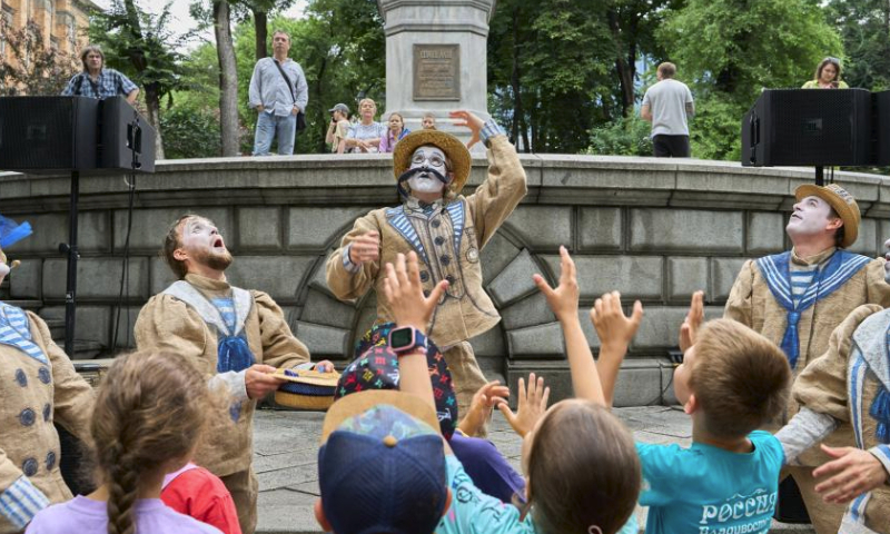 Clowns perform during the All-Russian Youth Theater Festival in Vladivostok, Russia, July 21, 2024. The first All-Russian Youth Theater Festival kicked off here on Sunday and will last until July 25. Art groups and professionals will participate in more than 100 cultural events during the festival. (Photo by Guo Feizhou/Xinhua)