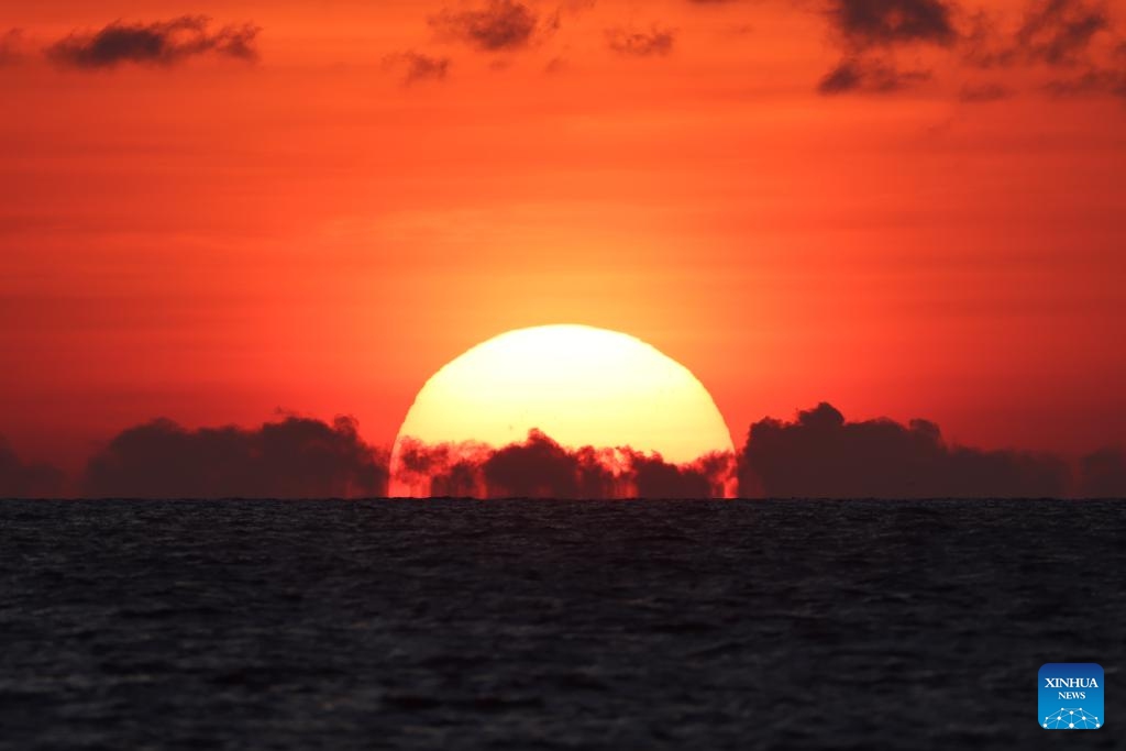 This photo taken on April 24, 2024 shows a sunrise in the South China Sea.(Photo: Xinhua)