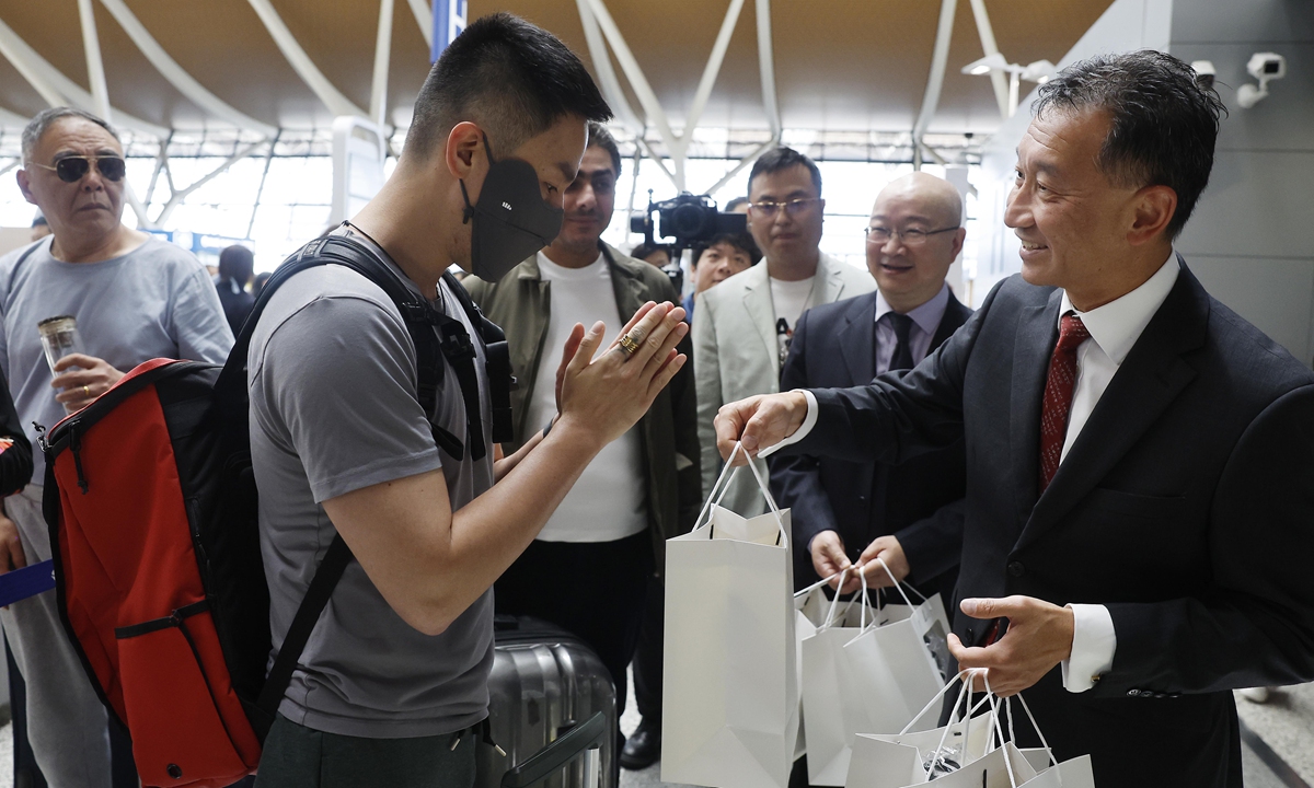 Jeffrey Goh, group CEO of Gulf Air Group Holding (first from right), presents souvenirs to passengers at Shanghai Pudong International Airport on May 29, 2024. On Wednesday, Gulf Air flight GF124 from Bahrain's capital, Manama. This marks the official opening of the first international direct flight route between China and Bahrain. Photo: VCG