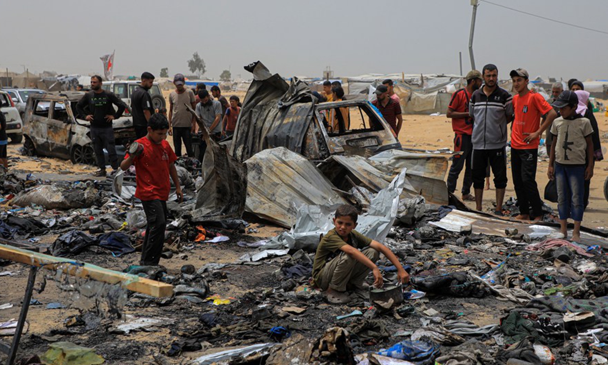 Palestinians are seen at the site of an Israeli airstrike on tents for displaced people near the southern Gaza Strip city of Rafah,on May 27, 2024. Photo:Xinhua