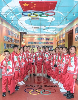?The Ayi Choir from Wenshui Town Central School in Liangshan Yi autonomous prefecture, Southwest China's Sichuan Province, visits the honor hall of the training bureau under the General Administration of Sport of China in Beijing on May 29, 2024. 