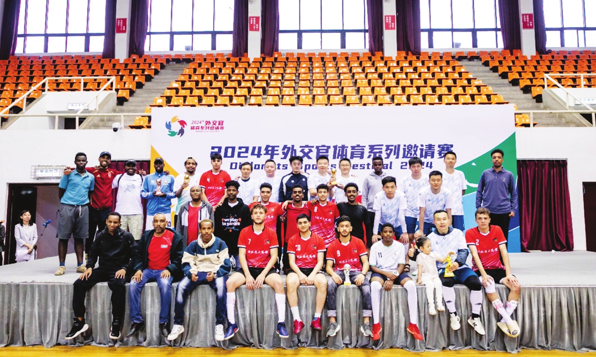 Participants of the Diplomatic Sports Series Invitational Tournament take a group photo. 
Photo: Courtesy of Center for Foreign Sports Exchange