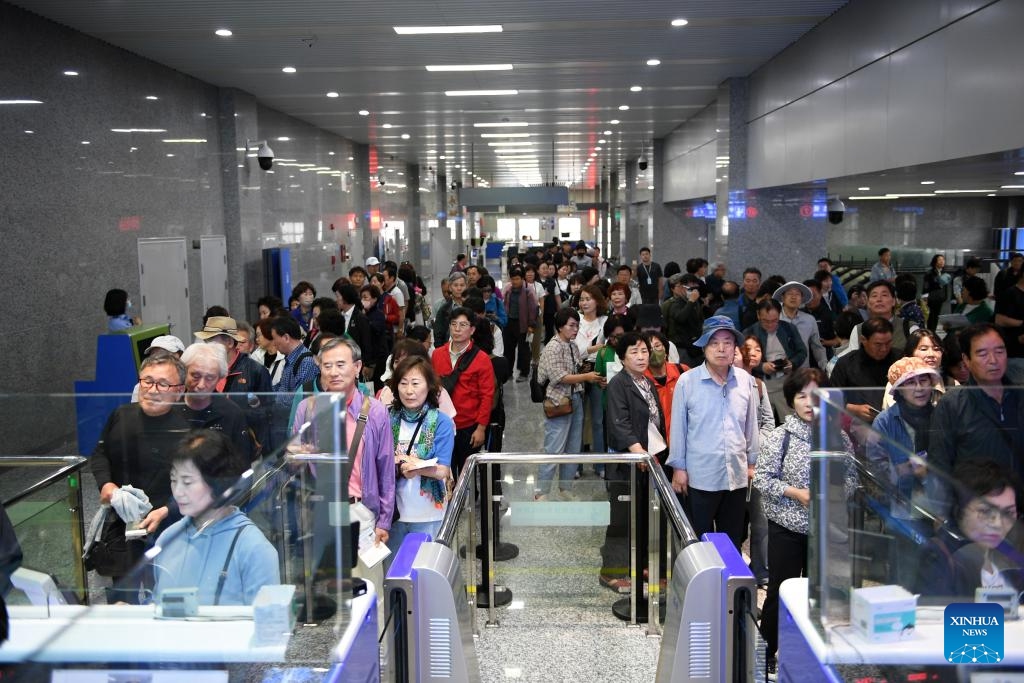 South Korean tourists line up to pass through passenger clearance procedures at Zhangjiajie Hehua International Airport in Zhangjiajie, central China's Hunan Province, May 27, 2024.(Photo: Xinhua)