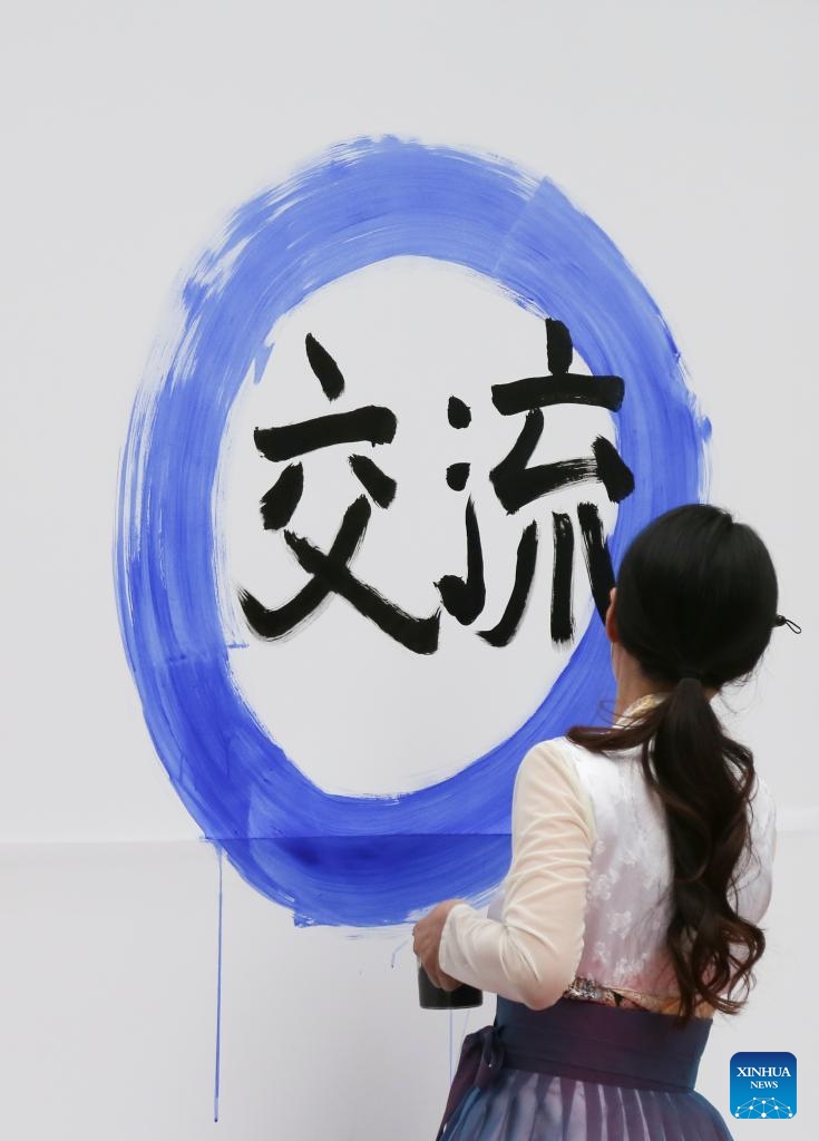 A woman gives a calligraphy performance during the Trilateral Cooperation Secretariat (TCS) Day event in Seoul, South Korea, May 30, 2024. The TCS is a Seoul-based international body for promoting peace and common prosperity among China, Japan and South Korea. Various activities were held on Thursday by the TCS to commemorate the 14th anniversary of the signing of an agreement on its establishment.(Photo: Xinhua)