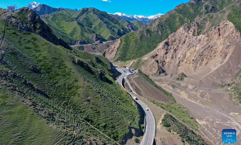 An aerial drone photo taken on June 1, 2024 shows vehicles setting off to the Duku Highway in Usu City, northwest China's Xinjiang Uygur Autonomous Region. (Photo: Xinhua)