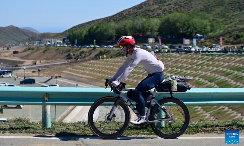 A cyclist rides a bike to the Duku Highway in Usu City, northwest China's Xinjiang Uygur Autonomous Region, June 1, 2024. (Photo: Xinhua)