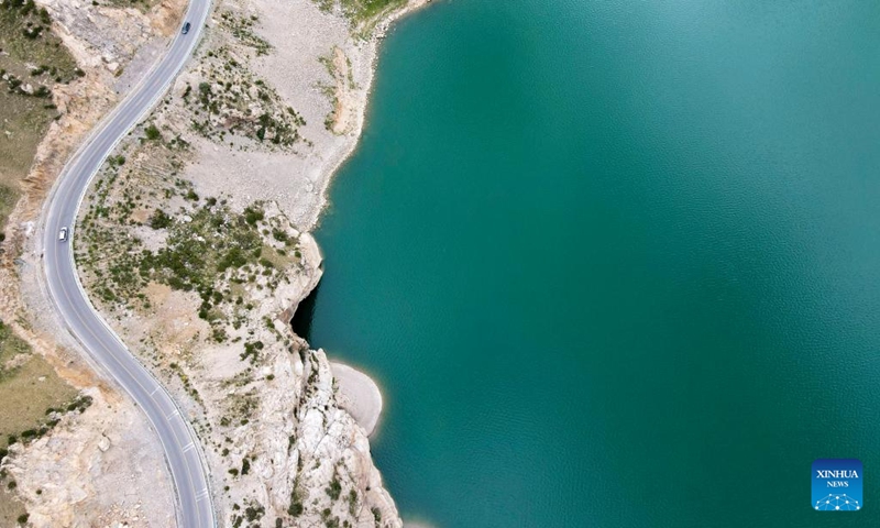 Aerial drone photo taken on June 20, 2021 shows cars moving along the Duku Highway in northwest China's Xinjiang Uygur Autonomous Region. (Photo: Xinhua)