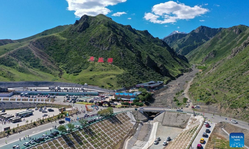 An aerial drone photo taken on June 1, 2024 shows vehicles setting off to the Duku Highway in Usu City, northwest China's Xinjiang Uygur Autonomous Region. (Photo: Xinhua)