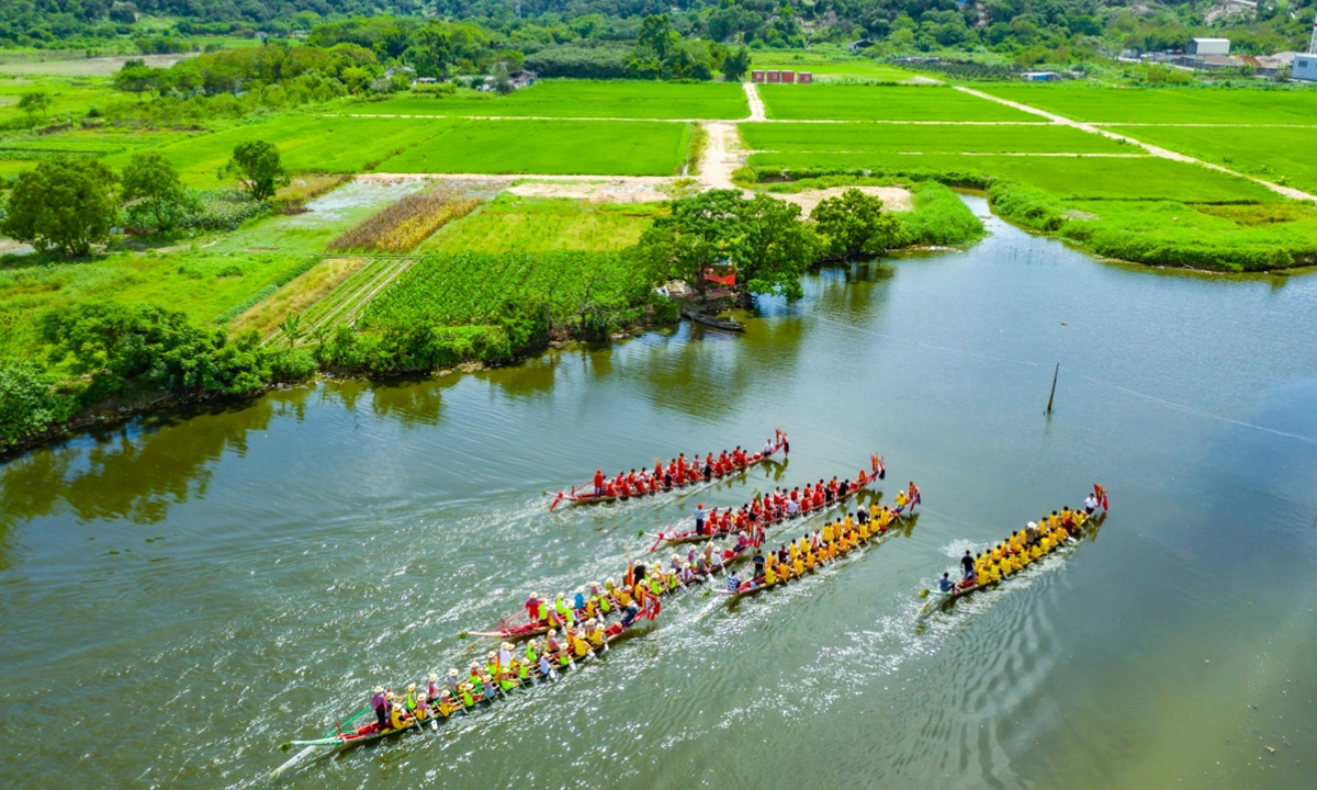 People take part in a dragon boat race.  Photo: VCG