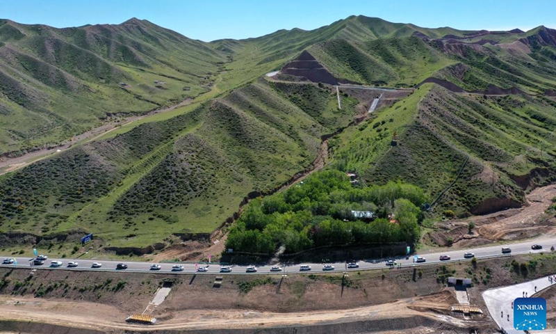 An aerial drone photo taken on June 1, 2024 shows vehicles setting off to the Duku Highway in Usu City, northwest China's Xinjiang Uygur Autonomous Region. (Photo: Xinhua)