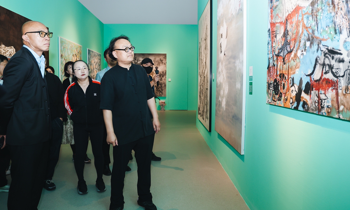 Gao Shiming (right), president of the China Academy of Art, tours a graduation exhibition in Hangzhou, East China's Zhejiang Province, on June 1, 2024. Photo: Courtesy of China Academy of Art