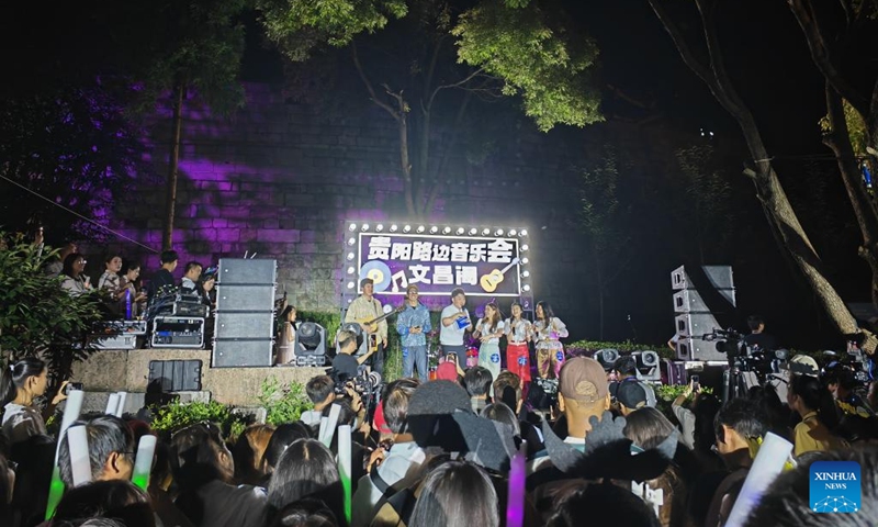 This photo taken on May 24, 2024 shows a roadside concert at the Wenchang Pavilion in Guiyang, southwest China's Guizhou Province. (Photo: Xinhua)