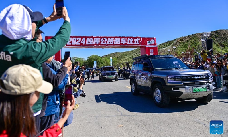 Vehicles set off to the Duku Highway in Usu City, northwest China's Xinjiang Uygur Autonomous Region, June 1, 2024. (Photo: Xinhua)