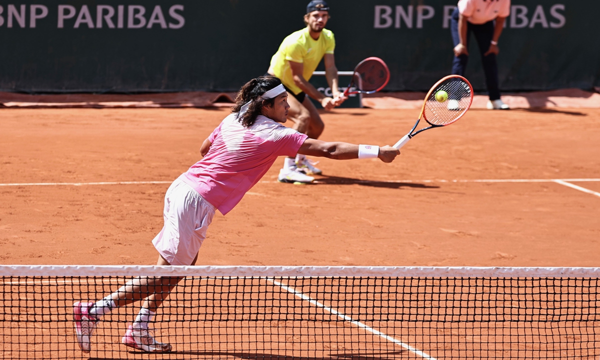 Chinese tennis player Zhang Zhizhen hits a return during the men's doubles match at the French Open in Paris on June 3, 2024. Zhang, along with the Czech Republic's Tomas Machac, defeated Dutch pair Botic van de Zandschulp and Robin Haase 7-5, 6-2. Photo: VCG