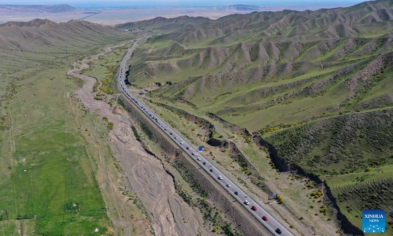 An aerial drone photo taken on June 1, 2024 shows vehicles setting off to the Duku Highway in Usu City, northwest China's Xinjiang Uygur Autonomous Region. (Photo: Xinhua)