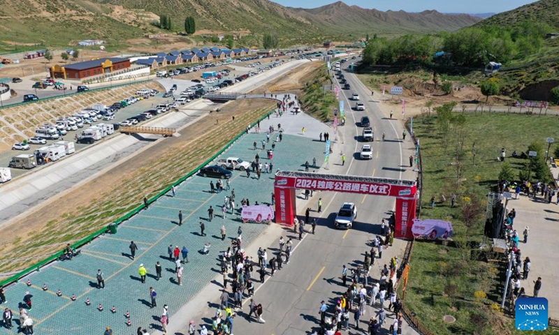 An aerial drone photo taken on June 1, 2024 shows vehicles setting off to the Duku Highway in Usu City, northwest China's Xinjiang Uygur Autonomous Region. (Photo: Xinhua)