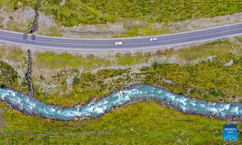 Aerial drone photo taken on Aug. 17, 2019 shows cars moving along the Duku Highway in northwest China's Xinjiang Uygur Autonomous Region. (Photo: Xinhua)