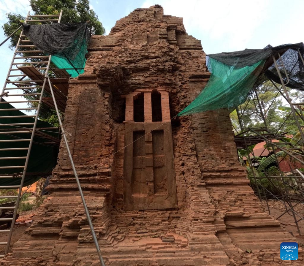 This undated photo shows the fifth tower of Bakong temple in Siem Reap province, Cambodia. Archaeologists have begun to restore the dilapidated foundation for the fifth tower of Bakong temple in Cambodia's famed Angkor Archaeological Park, the APSARA National Authority (ANA) said in a news release on Tuesday. Built in the late ninth century by King Indravarman I, the Bakong temple, made of sandstone and laterite, was the first major mountain temple built in the Angkor Archaeological Park.(Photo: Xinhua)