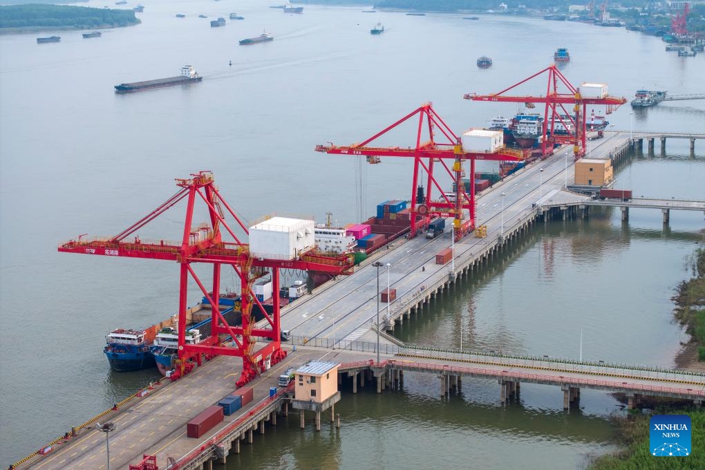 An aerial drone photo taken on May 26, 2024 shows cargo ships berthing at an international container terminal of Zhujiaqiao area at Wuhu Port in Wuhu City, east China's Anhui Province. Wuhu Port in east China's Anhui Province has witnessed rising cargo throughput so far this year, with a large number of containers and vehicles waiting for shipment.(Photo: Xinhua)