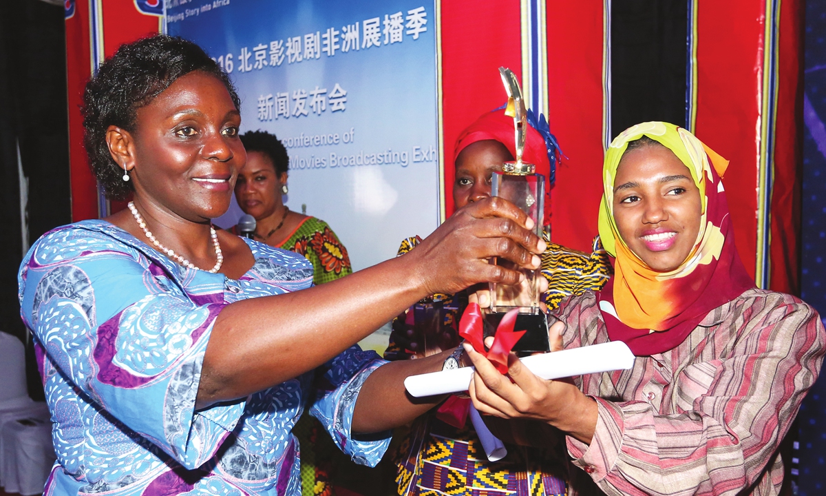 Anastazia Wambura, deputy minister of Information, Culture, Artists and Sports of Tanzania, presents an award to the winner of a Chinese TV drama dubbing competition held in Tanzania in September 2016. 
Photo: Hu Yuwei/GT