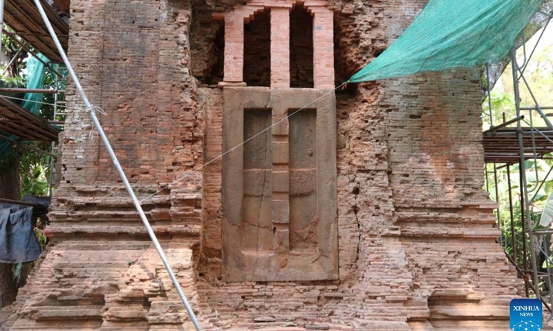 This undated photo shows the fifth tower of Bakong temple in Siem Reap province, Cambodia. Archaeologists have begun to restore the dilapidated foundation for the fifth tower of Bakong temple in Cambodia's famed Angkor Archaeological Park, the APSARA National Authority (ANA) said in a news release on Tuesday.(Photo: Xinhua)