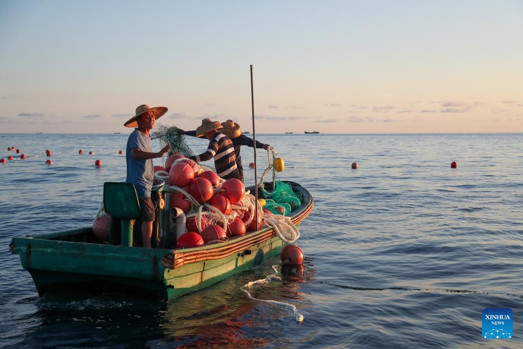 Chinese fishermen collect fishing nets damaged by Philippine personnel on May 15, 2024. Recently, in China's Ren'ai Jiao and the surrounding territorial sea, personnel from the illegally grounded Philippine navy transport ship Sierra Madre repeatedly damaged Chinese fishermen's nets.(Photo: Xinhua)