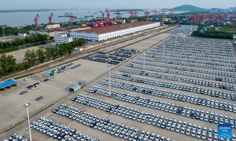 An aerial drone photo taken on May 26, 2024 shows vehicles for export at an international container terminal of Zhujiaqiao area at Wuhu Port in Wuhu City, east China's Anhui Province. Wuhu Port in east China's Anhui Province has witnessed rising cargo throughput so far this year, with a large number of containers and vehicles waiting for shipment.(Photo: Xinhua)