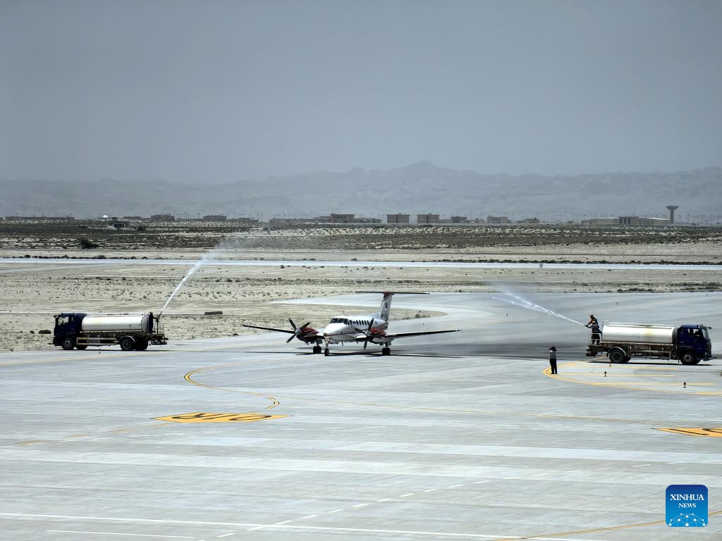 A plane is greeted with a water salute after completing its flight test at the China-aided New Gwadar International Airport in the southwest port city of Gwadar, Pakistan, June 4, 2024. The China-aided New Gwadar International Airport in Pakistan has started carrying out a five-day flight test from Tuesday, marking that the project is about to enter the final sprint stage, the airport's project management team said.(Photo: Xinhua)