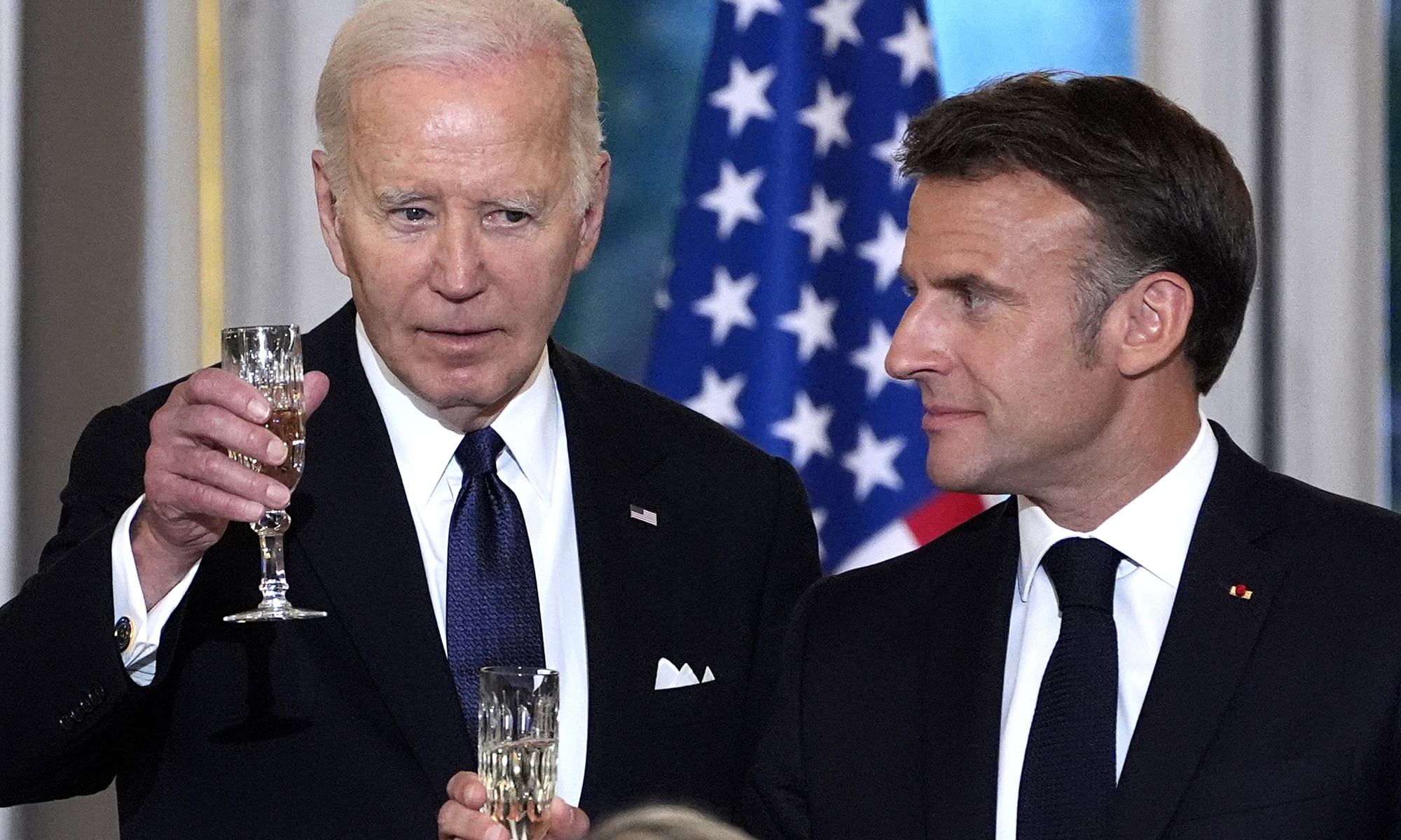 Le président français Emmanuel Macron, à droite, et le président Joe Biden trinquent lors d’un dîner d’État, samedi 8 juin 2024 au palais de l’Élysée, à Paris. Crédit photo : VCG