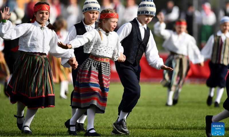 People in traditional Estonian folk costumes take part in a dance celebration in Johvi, Estonia on June 8, 2024. More than 1,200 folk dancers from about 100 troops took part in the celebration. (Photo: Xinhua)