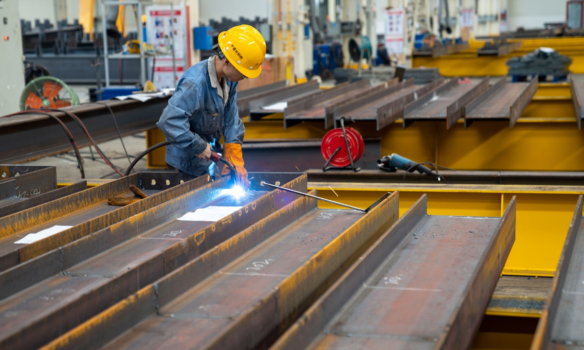 A worker in Hefei, East China's Anhui Province, gives up the Dragon Boat Festival holidays to speed up the production of steel in an economic demonstration park on June 10, 2024. China's steel export orders have been consistently improving this year. From January to May, steel exports increased by 24.7 percent year-on-year, showing a continuous trend of recovery, according to the General Administration of Customs.
Photo: VCG