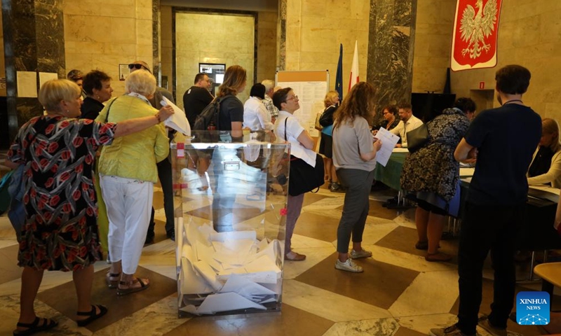 Voters wait to cast their votes for the European Parliament elections at the Palace of Culture and Science in Warsaw, Poland, June 9, 2024. (Photo: Xinhua)
