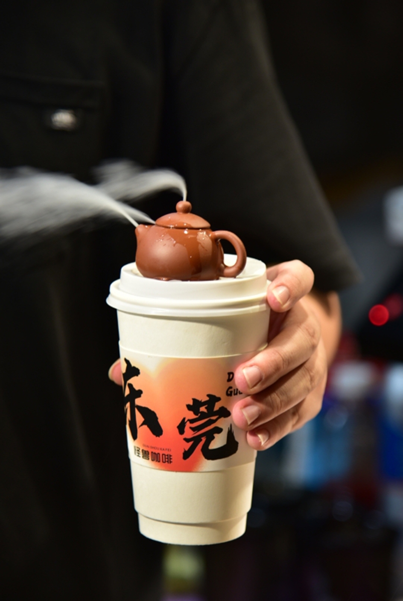 A cup of Smoking Teapot Milk Tea  Photo: VCG
