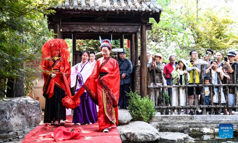 Tourists watch a traditional wedding performance at a scenic area in Jiyuan City, east China's Shandong Province, June 10, 2024. China saw 110 million domestic tourist trips made during the three-day Dragon Boat Festival holiday, up 6.3 percent from the same period last year, the Ministry of Culture and Tourism said Monday. (Photo: Xinhua)