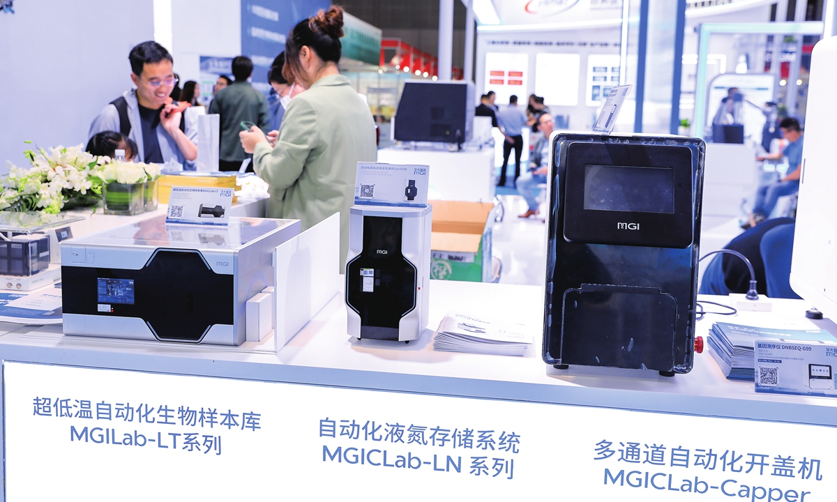 The ultra-low temperature automated biobank system and automated liquid nitrogen storage system produced by Chinese enterprises appear at an international medical equipment expo.Photo: VCG