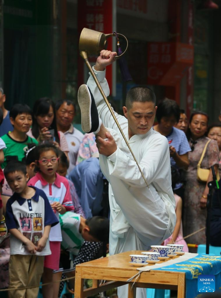 Tourists watch a teapot tea performance at Jieling Community of Suining City, southwest China's Sichuan Province, June 10, 2024. China saw 110 million domestic tourist trips made during the three-day Dragon Boat Festival holiday, up 6.3 percent from the same period last year, the Ministry of Culture and Tourism said Monday. (Photo: Xinhua)