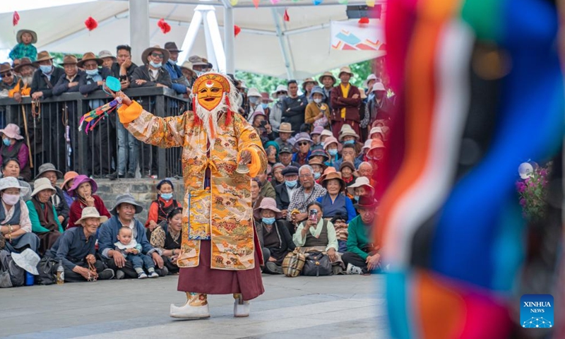 A folk artist stages a Tibetan opera performance near the Potala Palace in Lhasa, southwest China's Xizang Autonomous Region, June 11, 2024. A five-day Tibetan opera show kicked off here on June 9. (Photo: Xinhua)